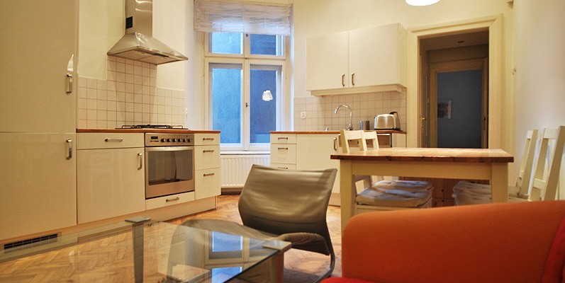 Livingroom with kitchen anex