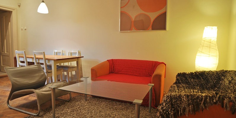 Livingroom with kitchen anex