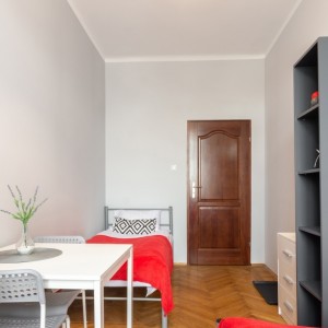 Bedroom with 2 single beds