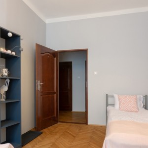 Bedroom with 2 single beds