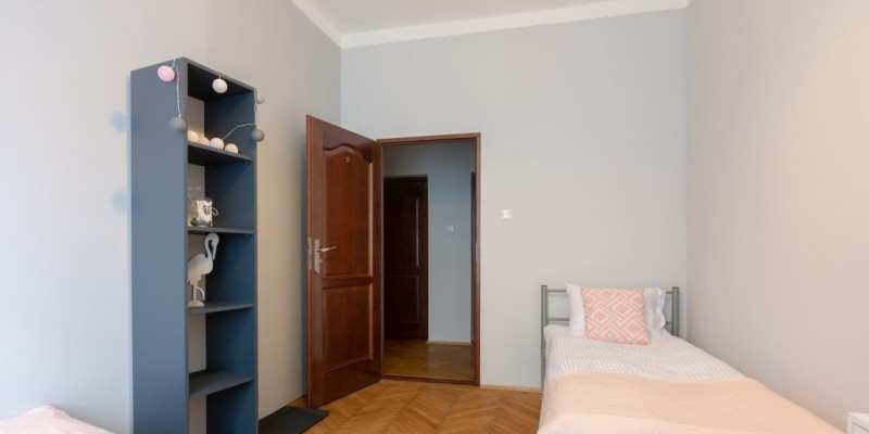 Bedroom with 2 single beds
