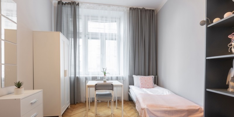 Bedroom with 2 single beds